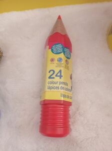 Qué sorteamos Bote en forma de lápiz con 24 colores
